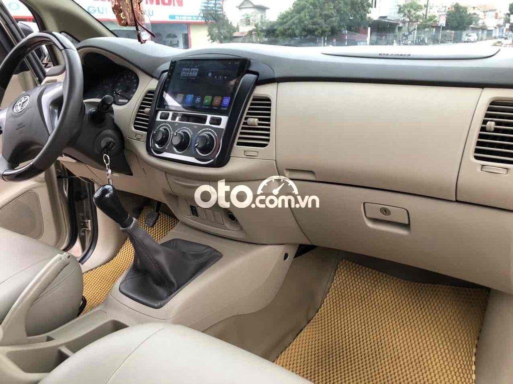 Toyota Innova 2015 - Bán Toyota Innova 2.0E sản xuất 2015, màu bạc, 350 triệu