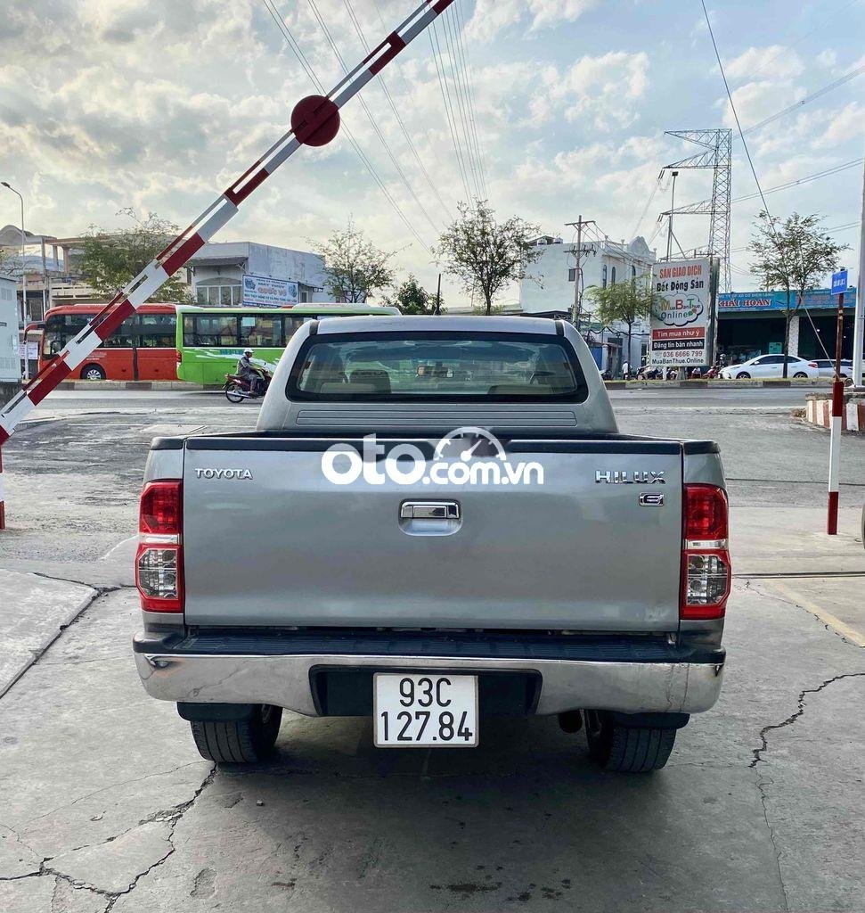 Toyota Hilux 2015 - Bán Toyota Hilux 2.5E 4x2MT sản xuất 2015, màu bạc, nhập khẩu nguyên chiếc số sàn, giá tốt