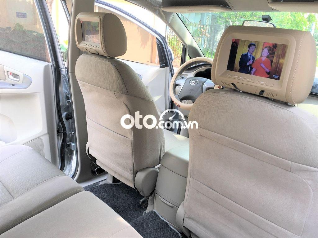 Toyota Innova 2016 - Bán Toyota Innova năm sản xuất 2016, màu bạc, giá 380tr