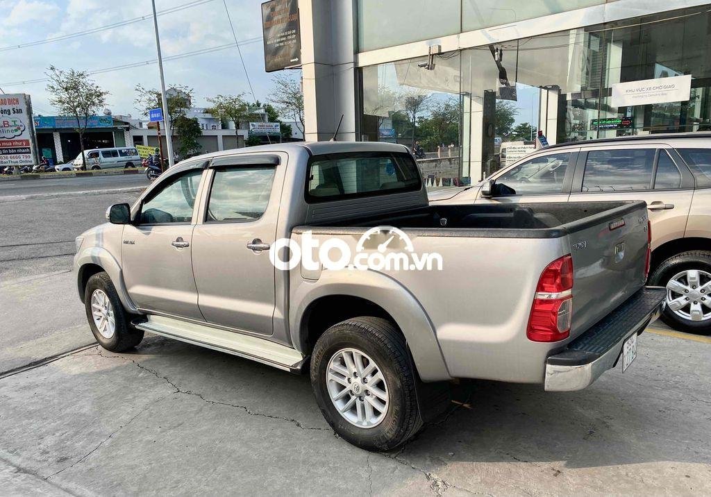 Toyota Hilux 2015 - Bán Toyota Hilux 2.5E 4x2MT sản xuất 2015, màu bạc, nhập khẩu nguyên chiếc số sàn, giá tốt