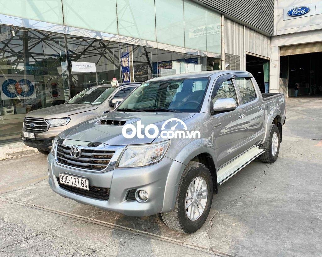 Toyota Hilux 2015 - Bán Toyota Hilux 2.5E 4x2MT sản xuất 2015, màu bạc, nhập khẩu nguyên chiếc số sàn, giá tốt