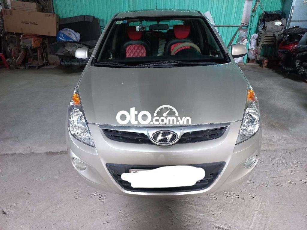 Hyundai i20 2011 - Cần bán lại xe Hyundai i20 năm sản xuất 2011, màu bạc giá cạnh tranh