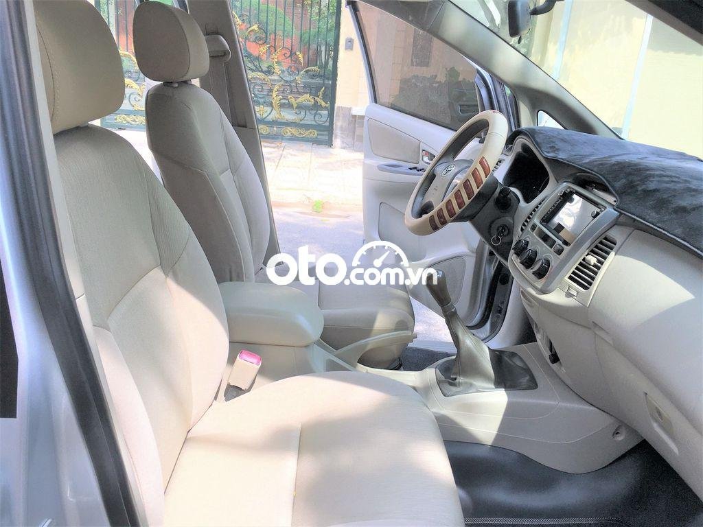 Toyota Innova 2016 - Bán Toyota Innova năm sản xuất 2016, màu bạc, giá 380tr