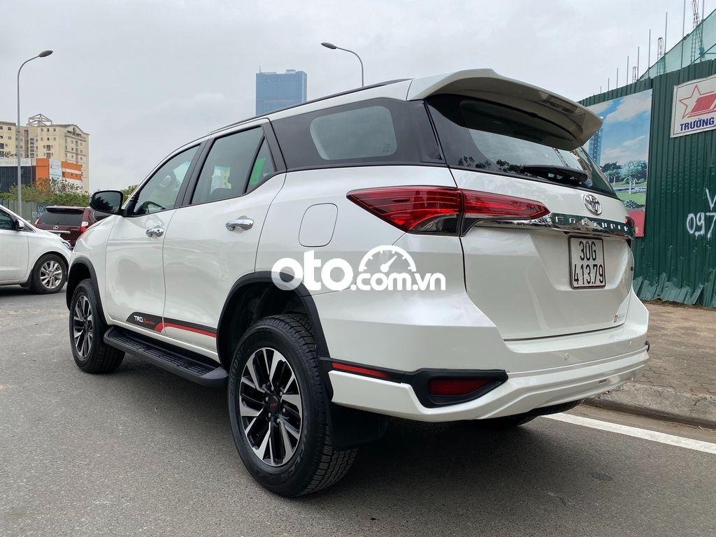 Toyota Fortuner 2019 - Cần bán xe Toyota Fortuner 2.7V TRD 4x2AT sản xuất năm 2019, màu trắng chính chủ