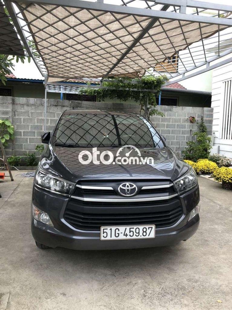 Toyota Innova 2017 - Bán xe Toyota Innova sản 2.0E xuất 2017, màu đen chính chủ, 485tr