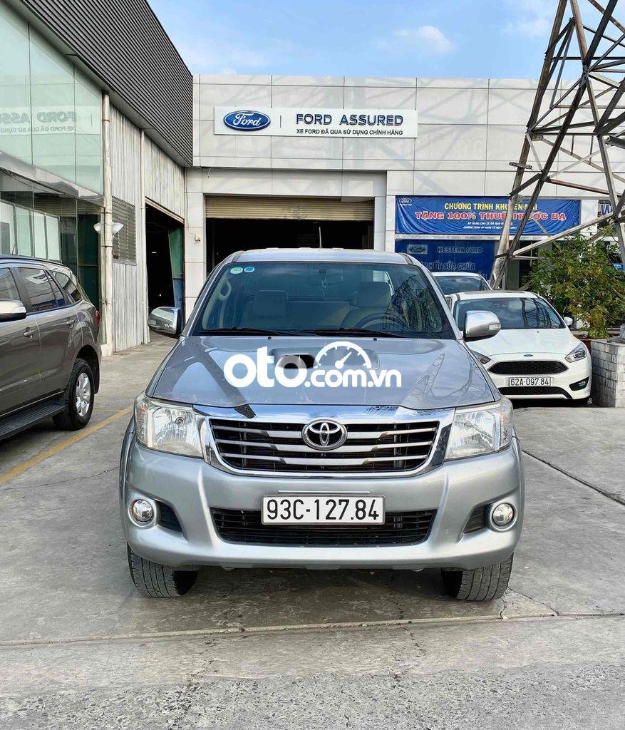 Toyota Hilux 2015 - Bán Toyota Hilux 2.5E 4x2MT sản xuất 2015, màu bạc, nhập khẩu nguyên chiếc số sàn, giá tốt