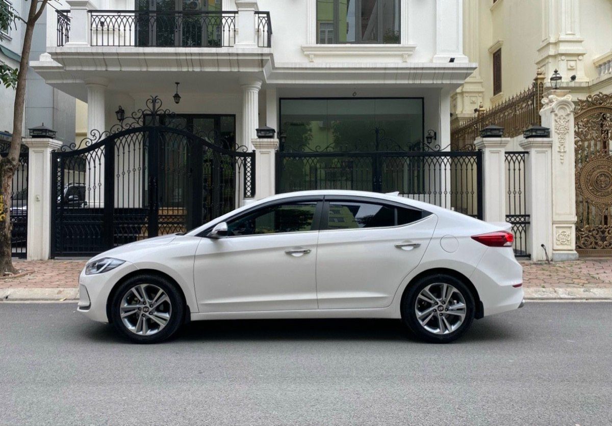 Hyundai Elantra 2016 - Bán xe Hyundai Elantra 2.0AT sản xuất 2016, màu trắng