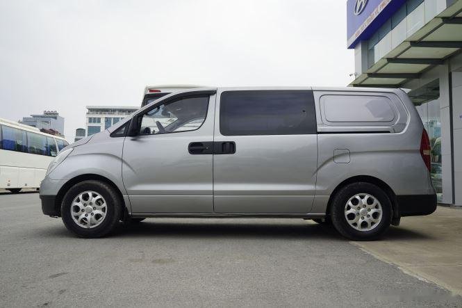 Hyundai Grand Starex 2013 - Bán xe Hyundai Grand Starex 2.4MT năm sản xuất 2013, màu bạc còn mới