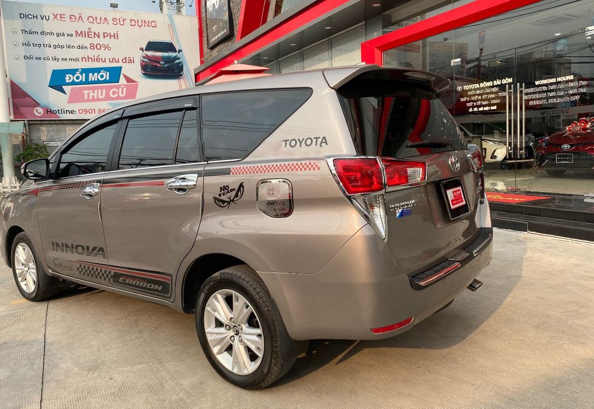 Toyota Innova 2018 - Cần bán xe Toyota Innova 2.0V năm 2018, màu xám giá cạnh tranh