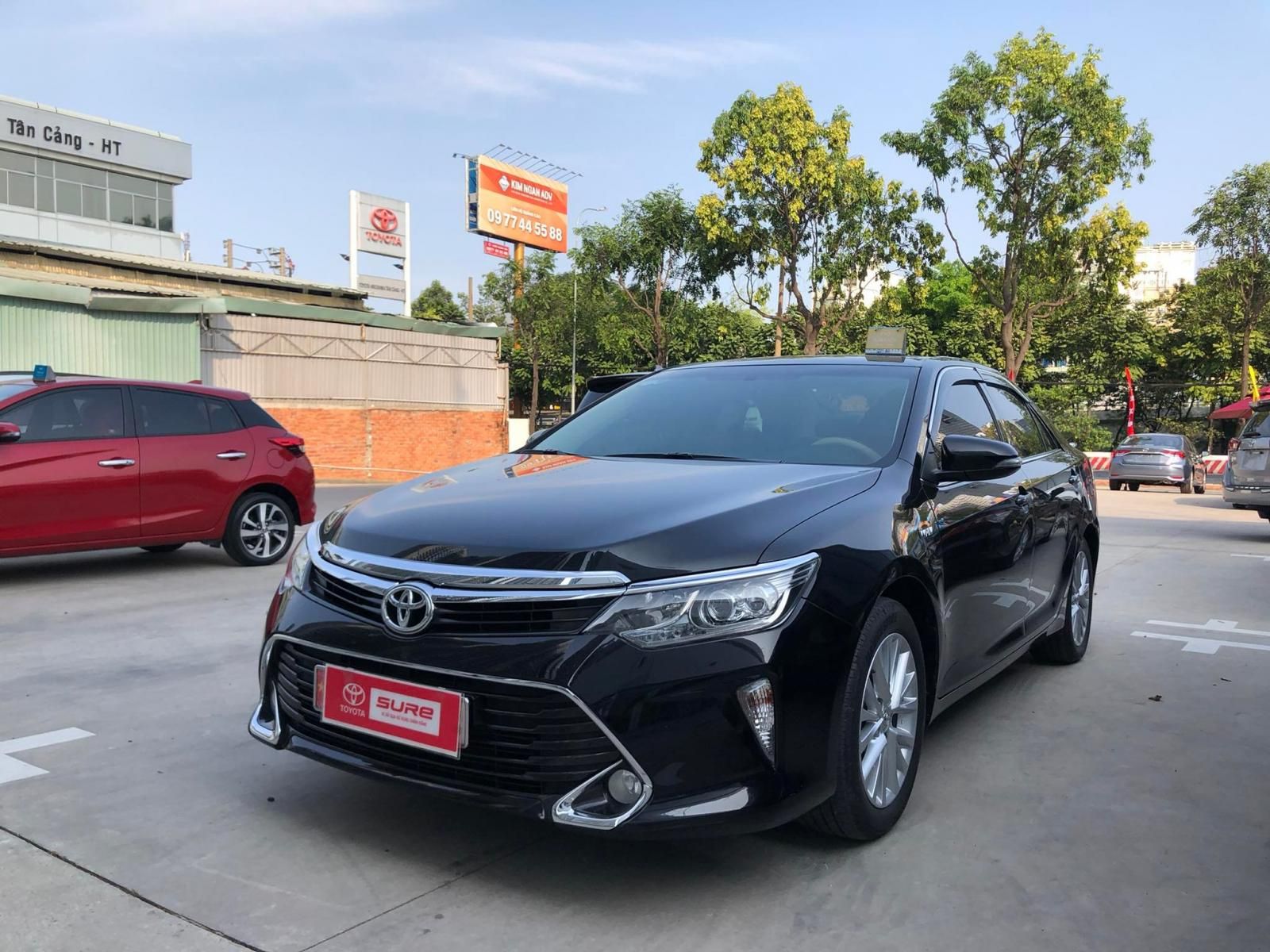 Toyota Camry 2018 - Bán ô tô Toyota Camry 2.0E 2018, xe cũ chính hãng