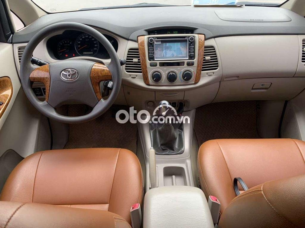 Toyota Innova 2015 - Xe Toyota Innova 2.0E năm sản xuất 2015, màu bạc số sàn, giá 379tr