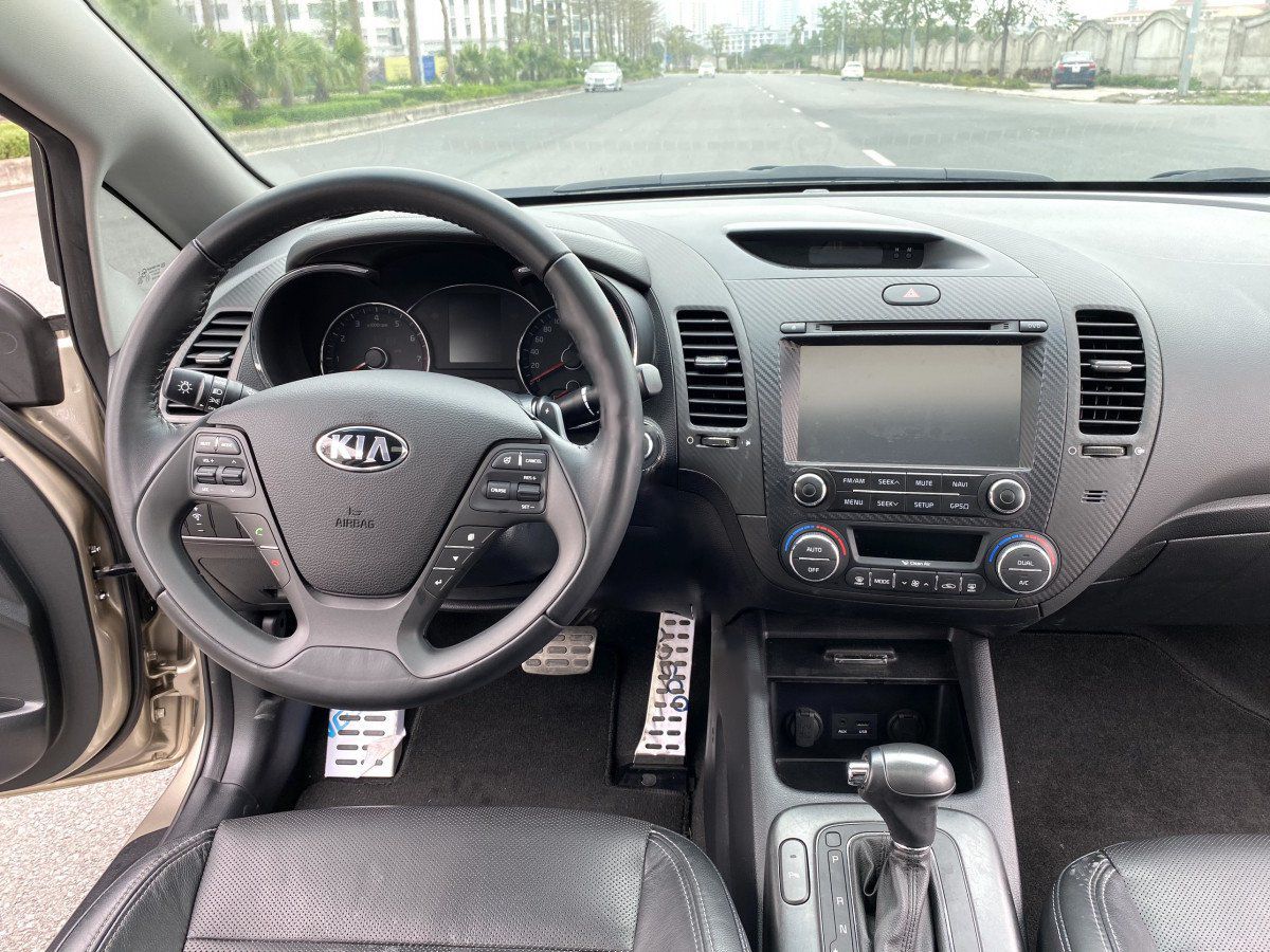 Kia K3 2014 - Cần bán gấp Kia K3 1.6AT sản xuất năm 2014, màu vàng cát, giá cạnh tranh