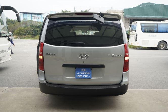 Hyundai Grand Starex 2013 - Bán xe Hyundai Grand Starex 2.4MT năm sản xuất 2013, màu bạc còn mới