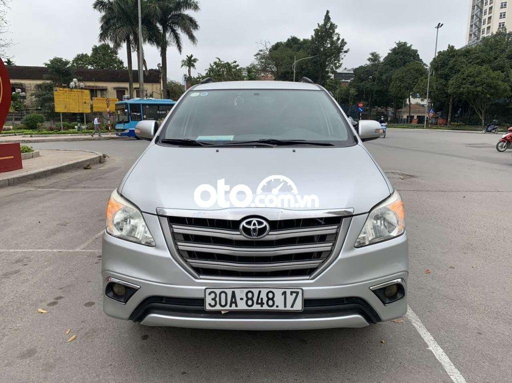 Toyota Innova 2015 - Xe Toyota Innova 2.0E năm sản xuất 2015, màu bạc số sàn, giá 379tr