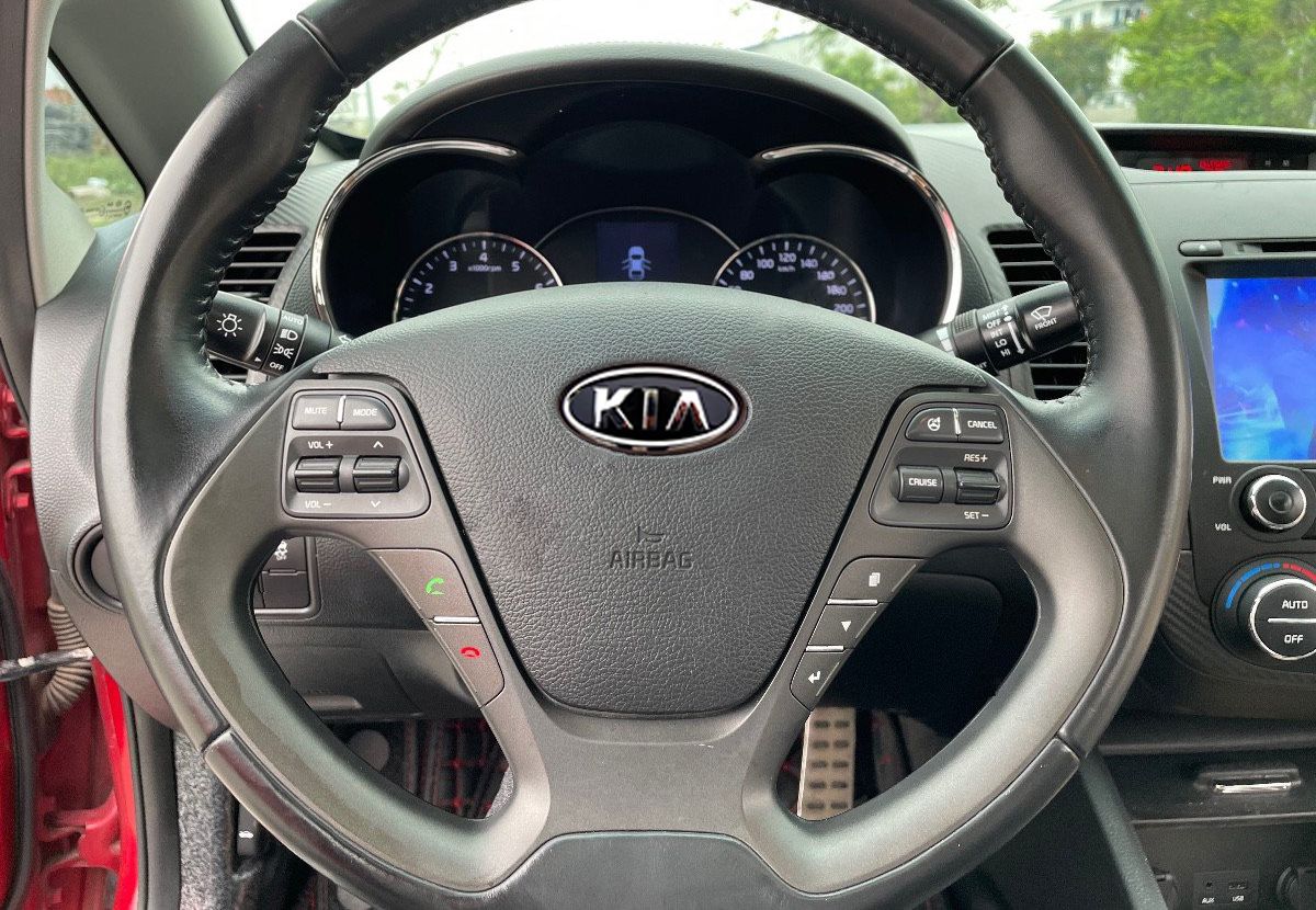 Kia K3 2014 - Cần bán gấp Kia K3 2.0AT năm sản xuất 2014, màu đỏ