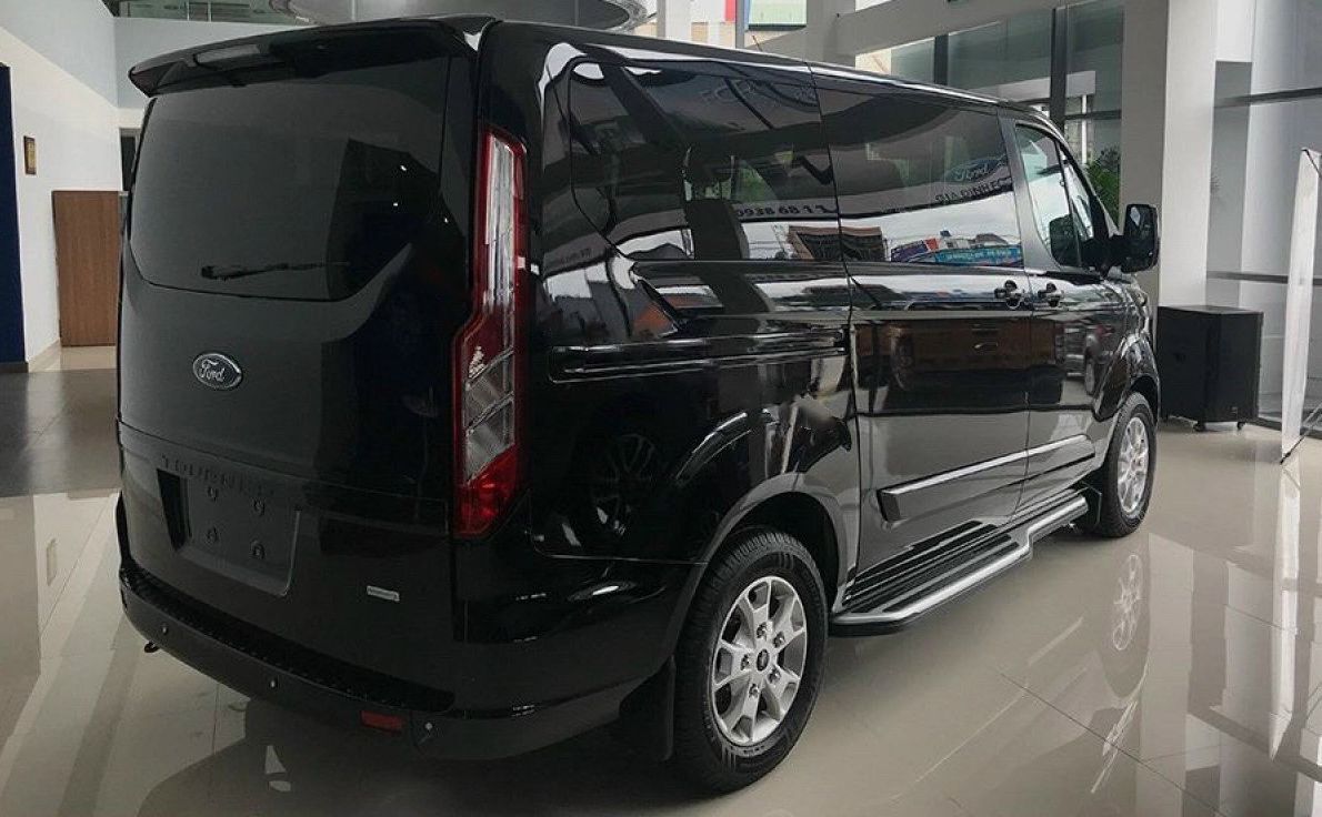 Ford Tourneo 2021 - Bán Ford Tourneo Trend 2.0AT sản xuất 2021, màu đen, 875tr