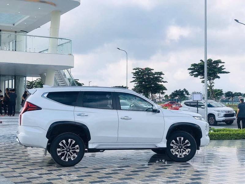 Mitsubishi Pajero 2021 - Cần bán Mitsubishi Pajero năm sản xuất 2021, màu trắng, xe nhập