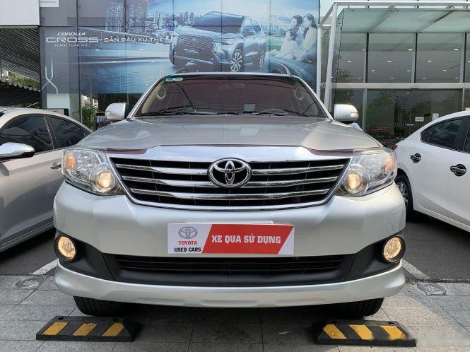 Toyota Fortuner 2012 - Bán Toyota Fortuner  2.7V 4x2AT năm sản xuất 2012, màu bạc số tự động, giá chỉ 550 triệu