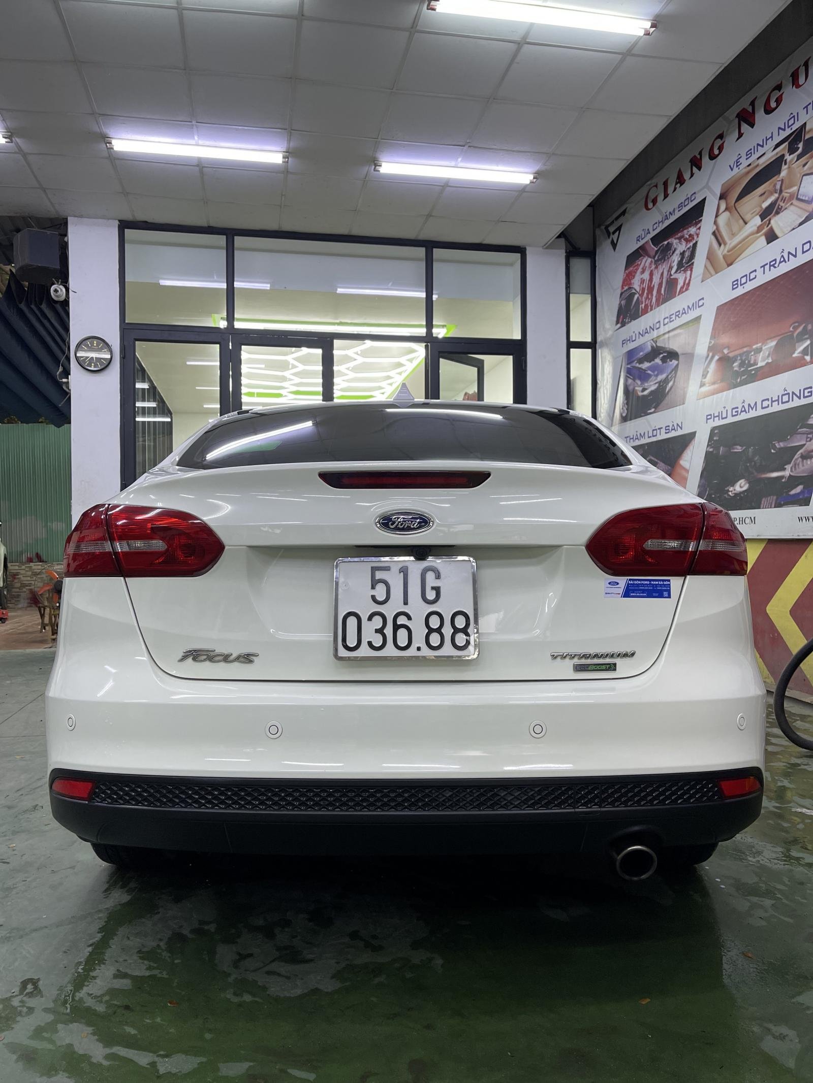 Ford Focus 2018 - Cần bán gấp Ford Focus  1.5L Ecoboost Titanium năm sản xuất 2018, màu trắng chính chủ, giá 600tr