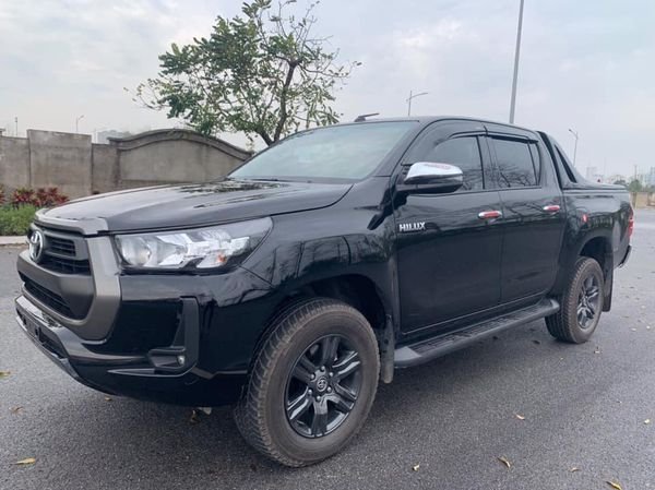 Toyota Hilux 2020 - Cần bán lại xe Toyota Hilux E năm sản xuất 2020, màu đen số tự động