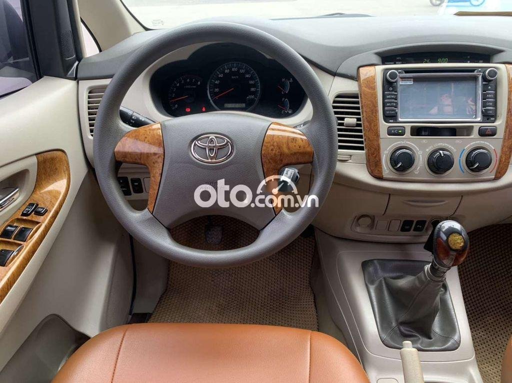 Toyota Innova 2015 - Xe Toyota Innova 2.0E năm sản xuất 2015, màu bạc số sàn, giá 379tr