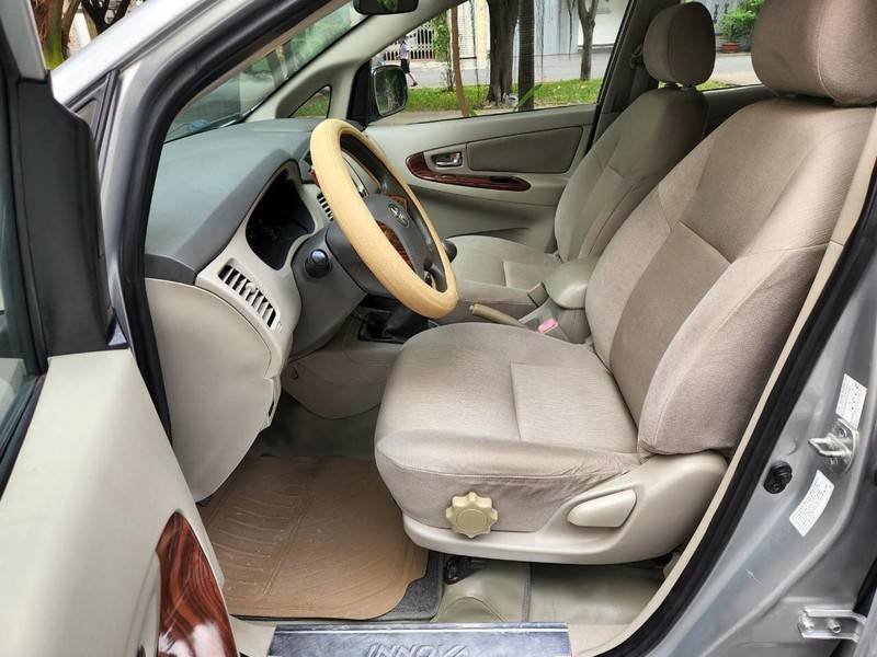 Toyota Innova 2014 - Cần bán lại xe Toyota Innova sản xuất 2014, màu bạc, 358 triệu