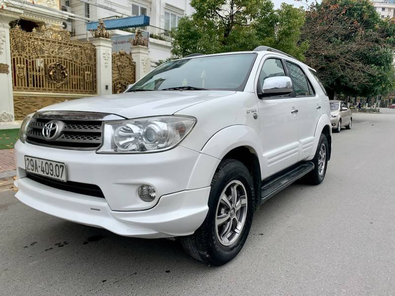 Toyota Fortuner 2011 - Cần bán Toyota Fortuner sản xuất 2011, màu trắng, xe nhập còn mới