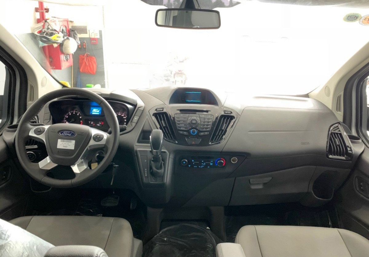 Ford Tourneo 2021 - Bán Ford Tourneo Trend 2.0AT sản xuất 2021, màu đen, 875tr