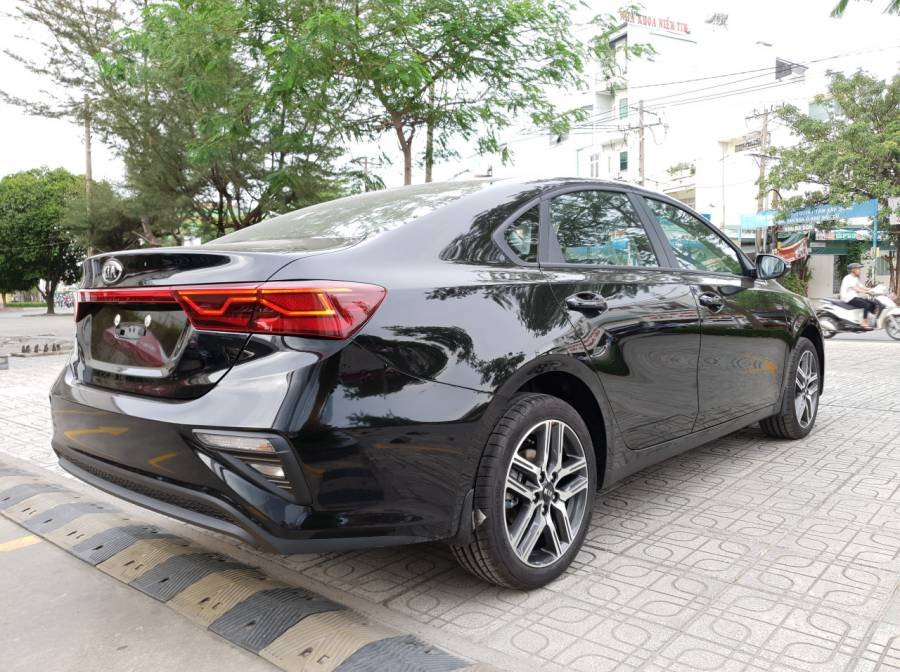 Kia Cerato 2022 - Bán xe Kia Cerato 1.6 MT năm sản xuất 2022, màu đen