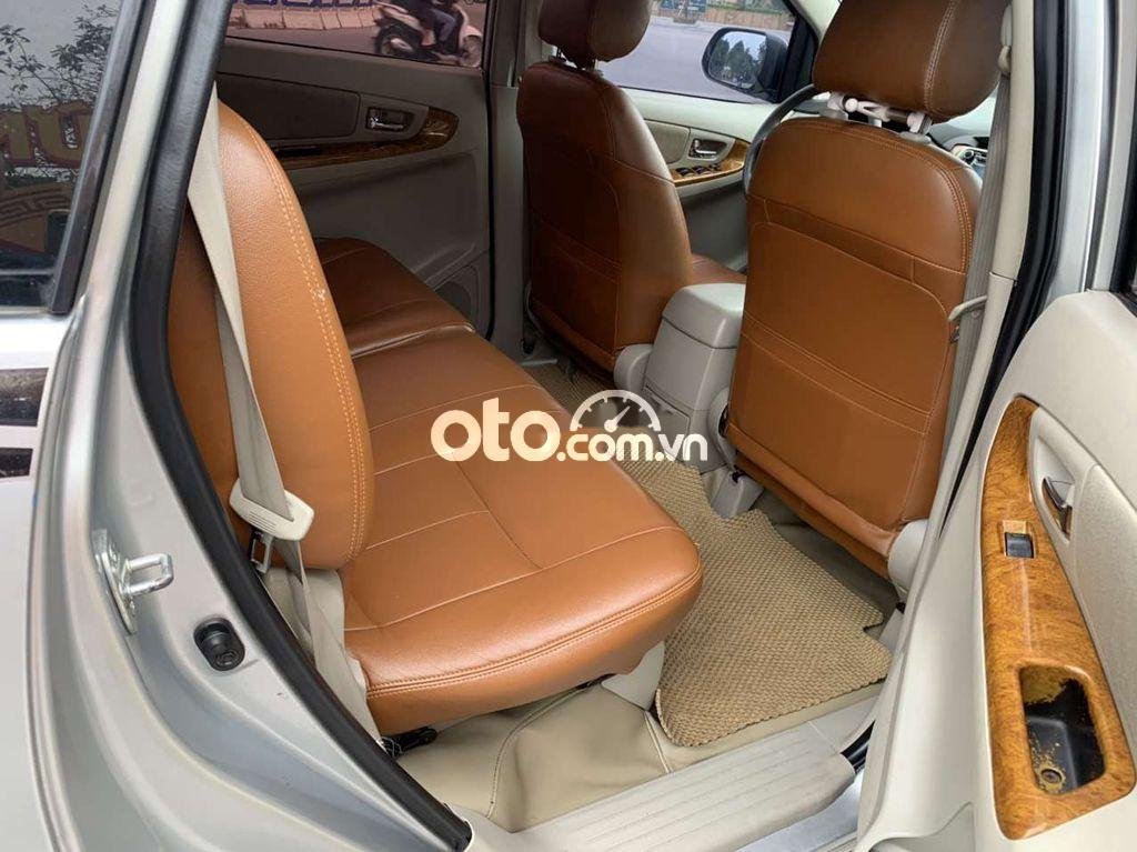 Toyota Innova 2015 - Xe Toyota Innova 2.0E năm sản xuất 2015, màu bạc số sàn, giá 379tr