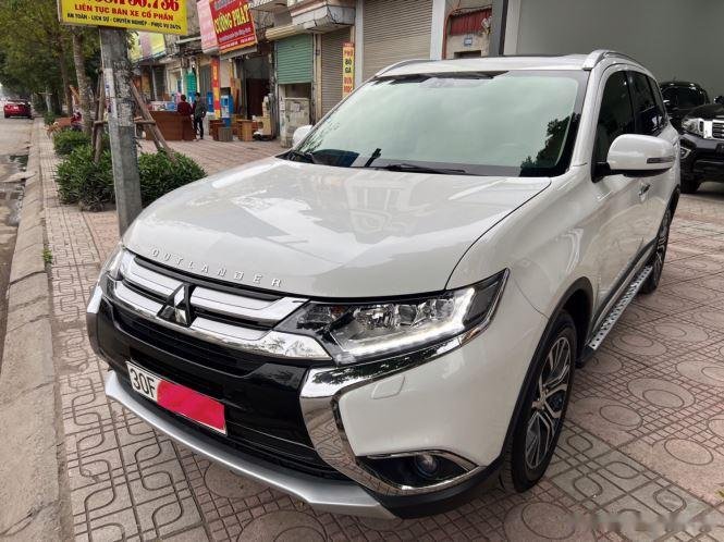 Mitsubishi Outlander 2018 - Cần bán xe Mitsubishi Outlander 2.0 CVT Premium sản xuất 2018, màu trắng 