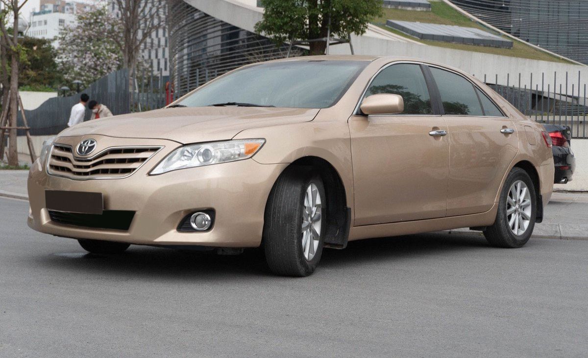 Toyota Camry 2009 - Bán xe Toyota Camry LE 2.5 năm sản xuất 2009, màu vàng, xe nhập