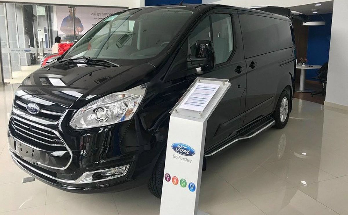 Ford Tourneo 2021 - Bán Ford Tourneo Trend 2.0AT sản xuất 2021, màu đen, 875tr