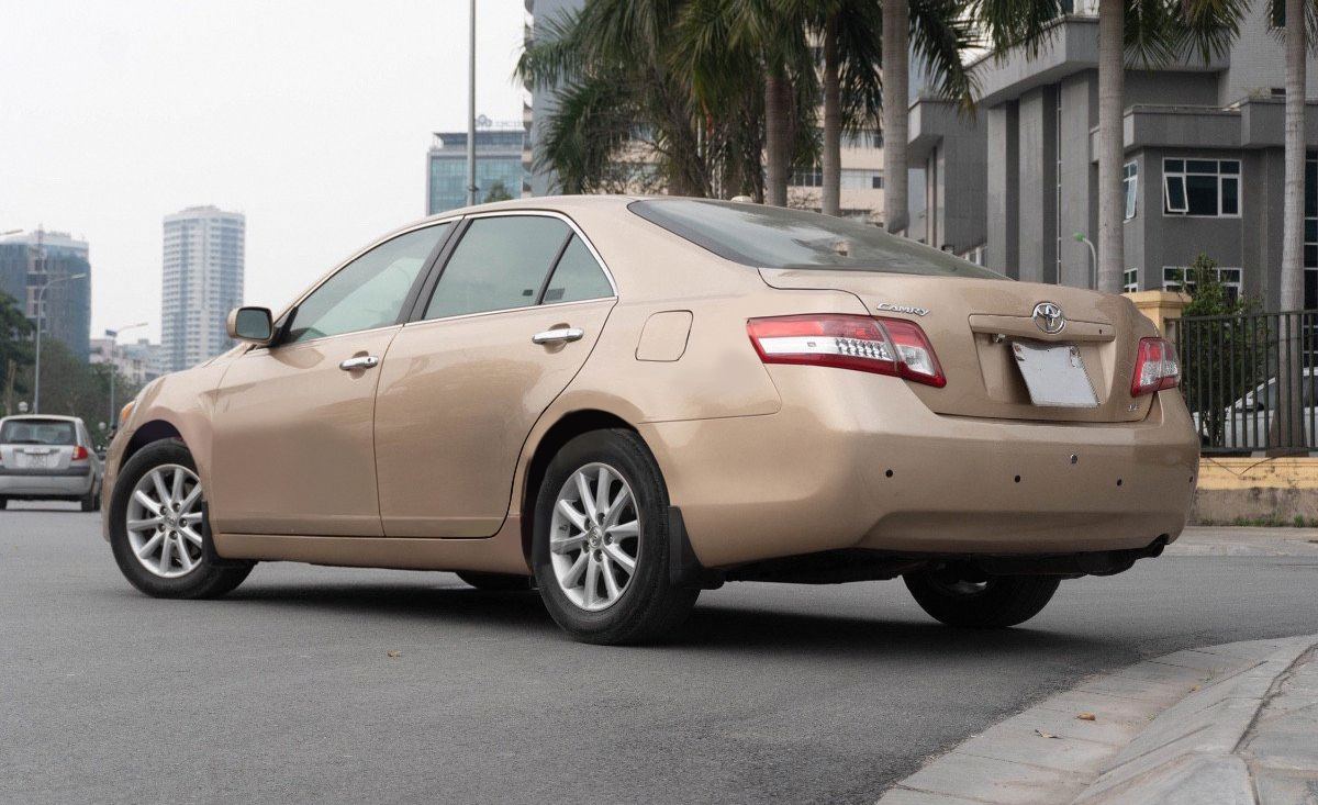 Toyota Camry 2009 - Bán xe Toyota Camry LE 2.5 năm sản xuất 2009, màu vàng, xe nhập