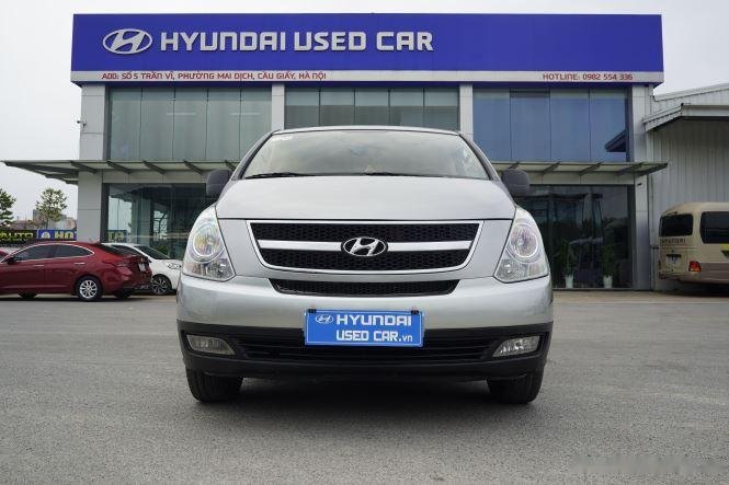 Hyundai Grand Starex 2013 - Bán xe Hyundai Grand Starex 2.4MT năm sản xuất 2013, màu bạc còn mới