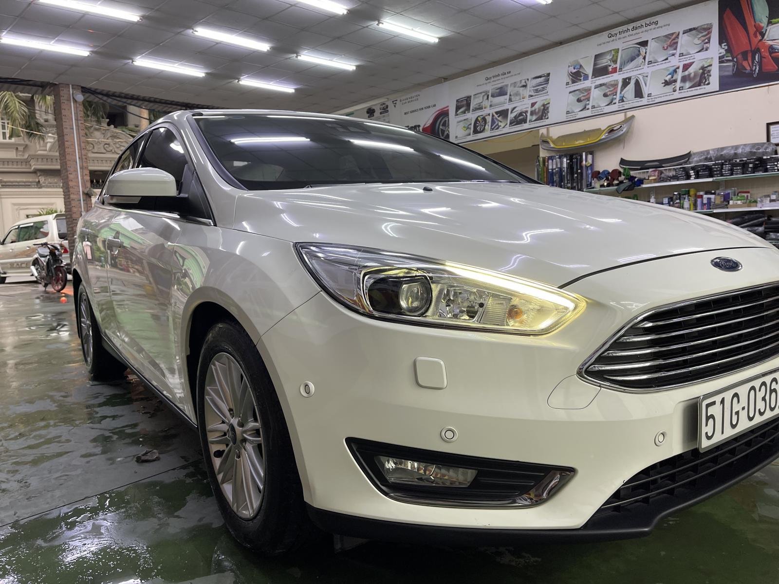 Ford Focus 2018 - Cần bán gấp Ford Focus  1.5L Ecoboost Titanium năm sản xuất 2018, màu trắng chính chủ, giá 600tr