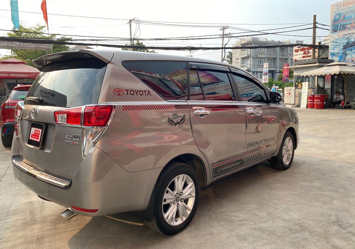 Toyota Innova 2018 - Cần bán xe Toyota Innova 2.0V năm 2018, màu xám giá cạnh tranh