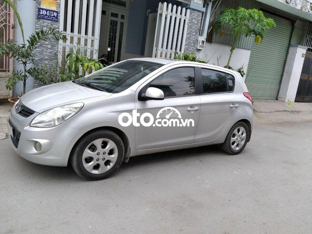 Hyundai i20 2010 - Cần bán Hyundai i20 năm sản xuất 2010, màu bạc, xe nhập 