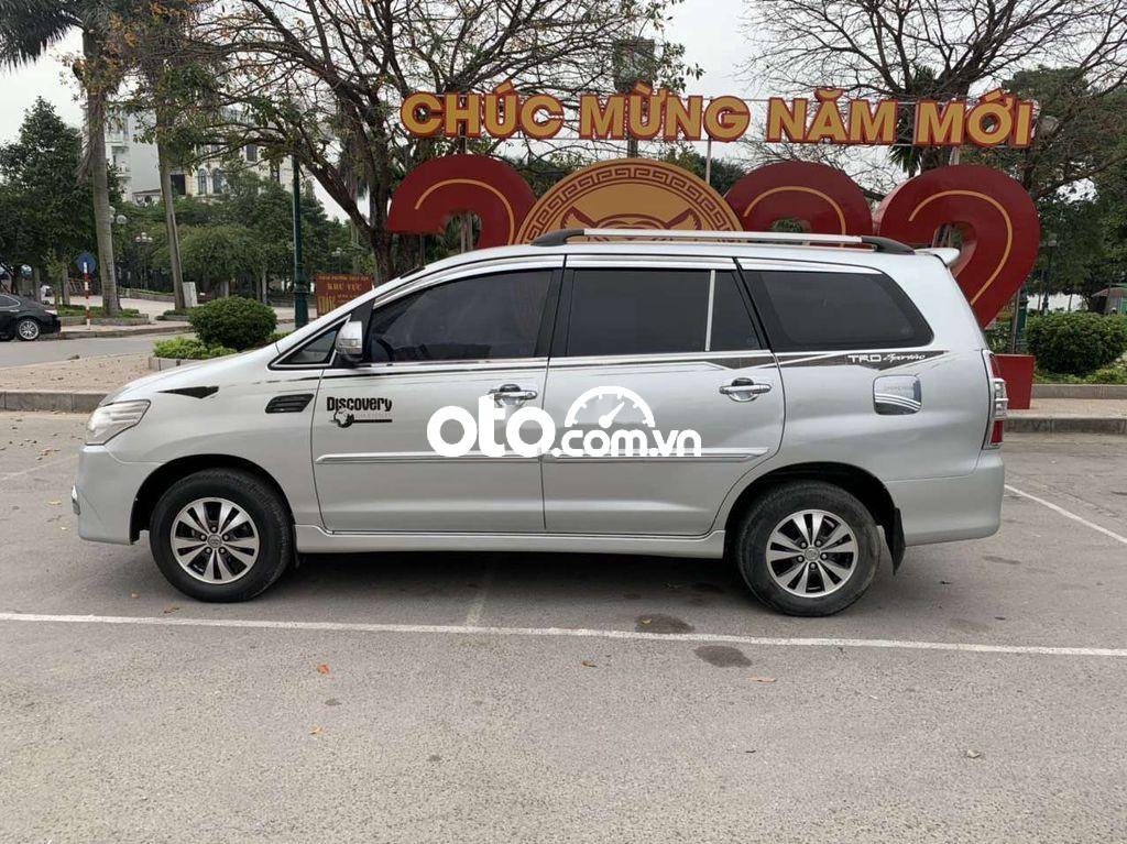 Toyota Innova 2015 - Xe Toyota Innova 2.0E năm sản xuất 2015, màu bạc số sàn, giá 379tr