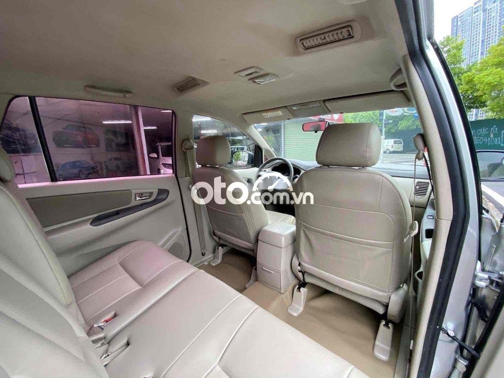 Toyota Innova 2015 - Bán xe Toyota Innova 2.E năm sản xuất 2015, màu bạc chính chủ