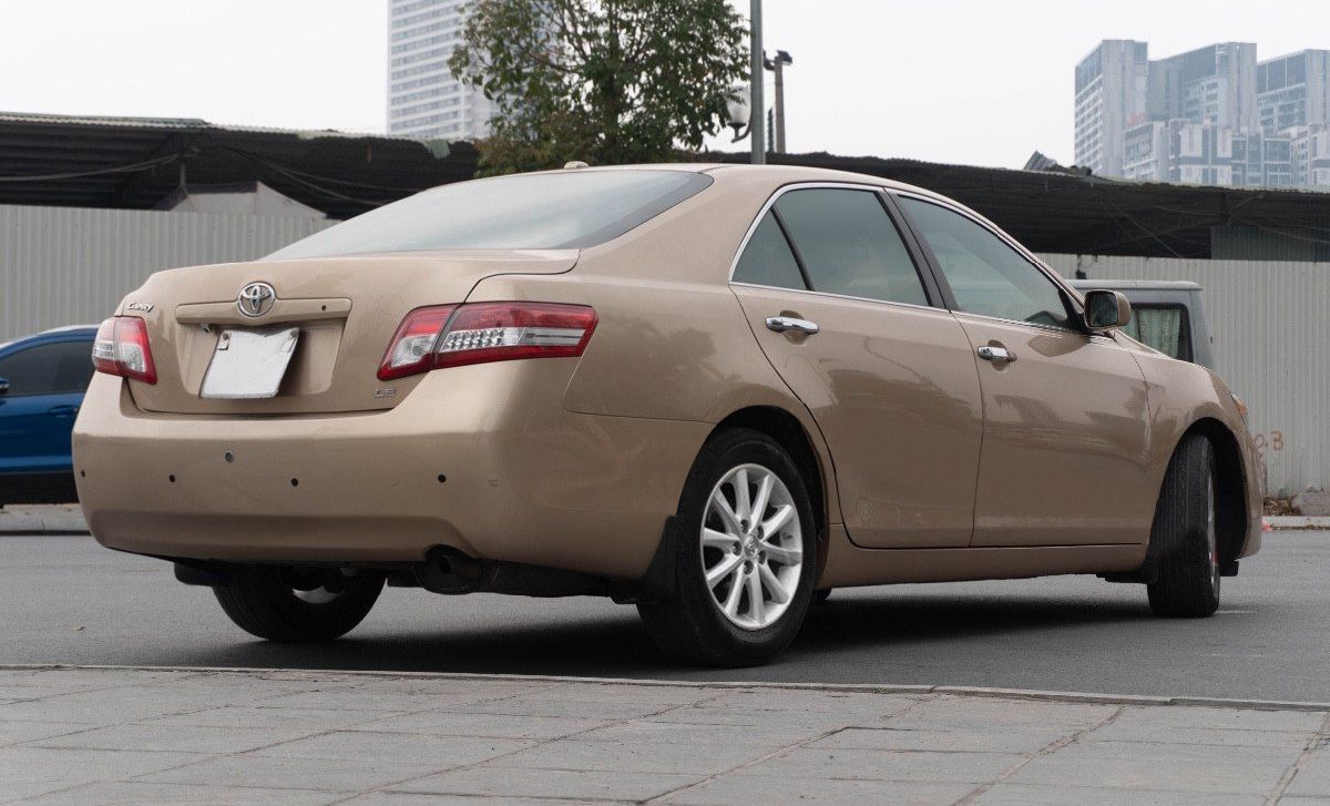 Toyota Camry 2009 - Bán xe Toyota Camry LE 2.5 năm sản xuất 2009, màu vàng, xe nhập