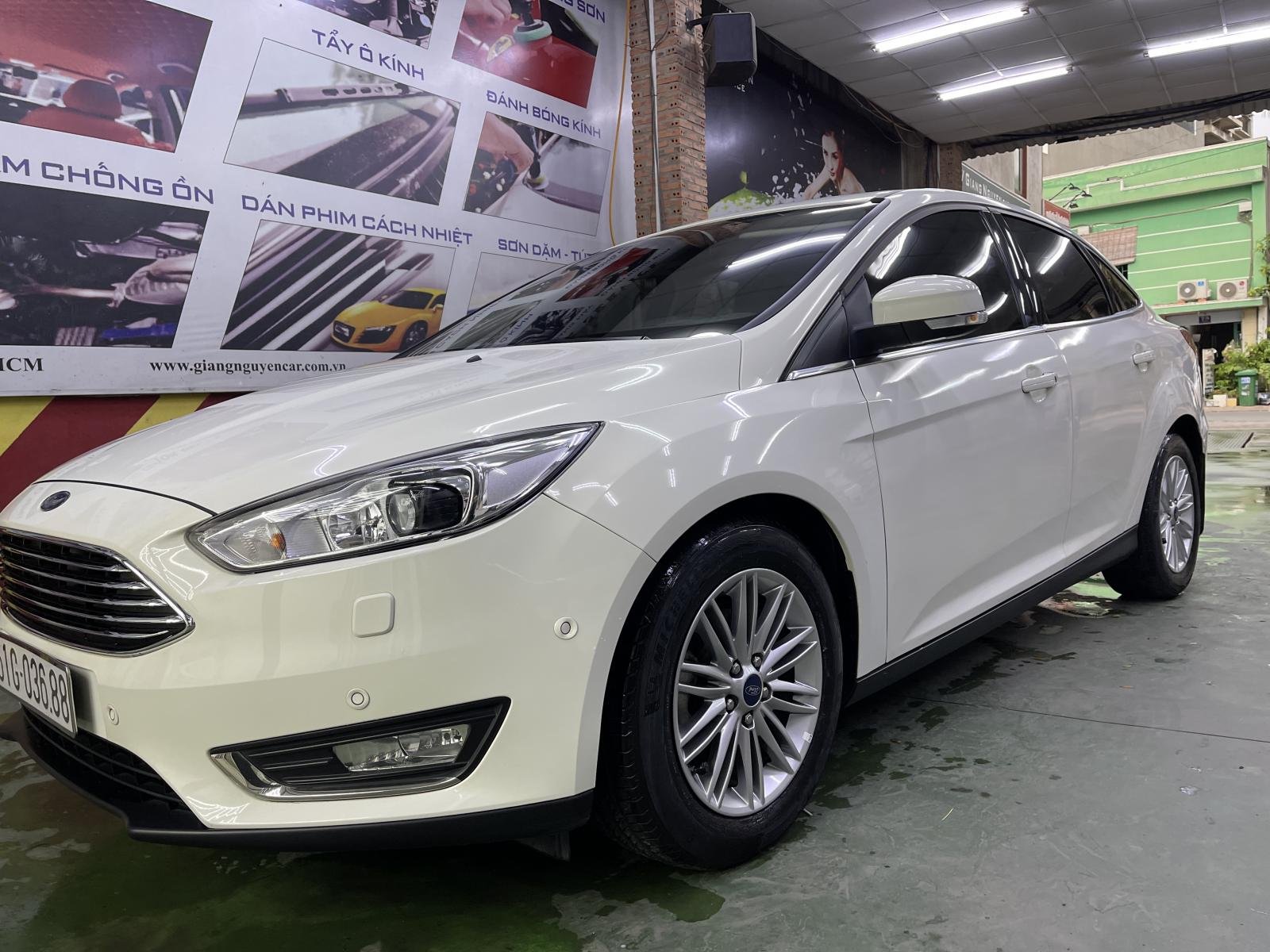 Ford Focus 2018 - Cần bán gấp Ford Focus  1.5L Ecoboost Titanium năm sản xuất 2018, màu trắng chính chủ, giá 600tr