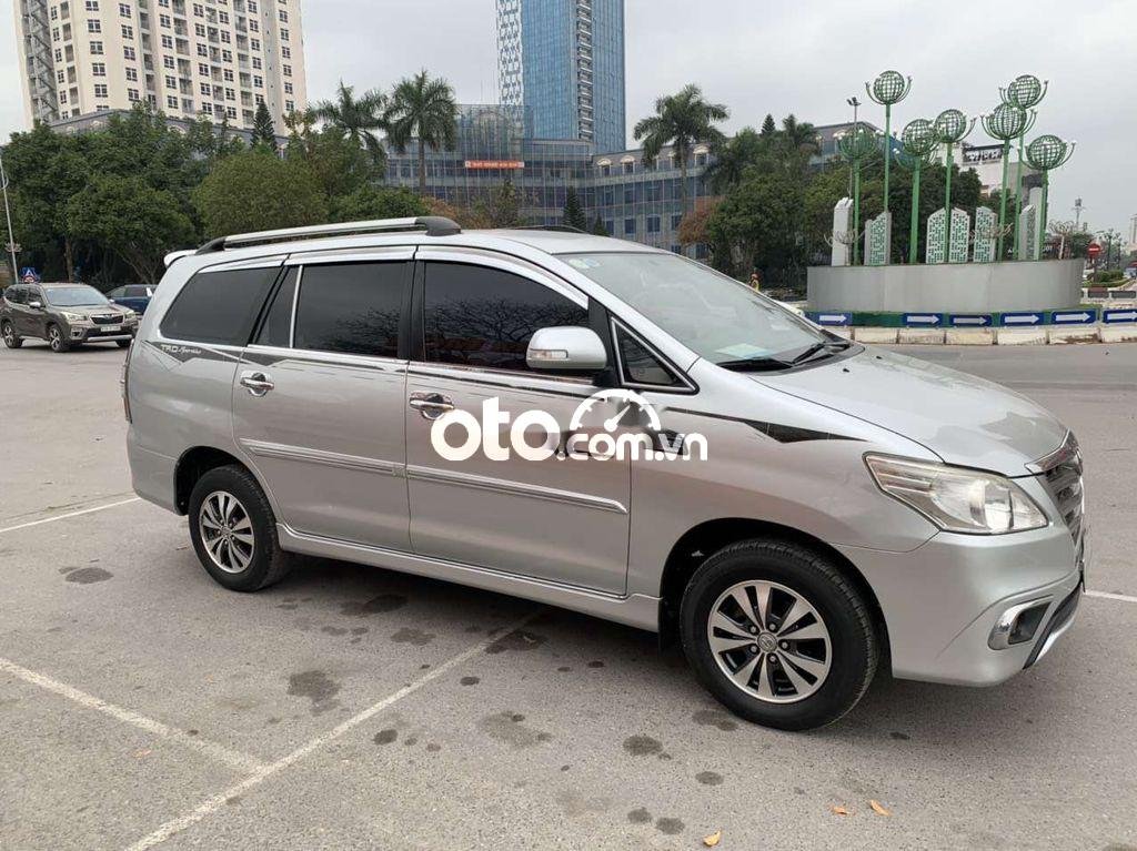 Toyota Innova 2015 - Xe Toyota Innova 2.0E năm sản xuất 2015, màu bạc số sàn, giá 379tr