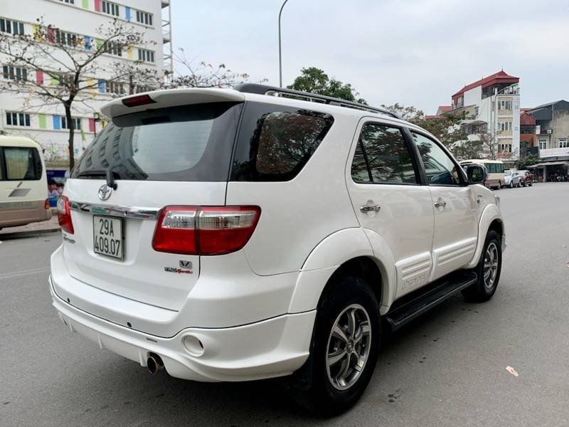 Toyota Fortuner 2011 - Cần bán Toyota Fortuner sản xuất 2011, màu trắng, xe nhập còn mới