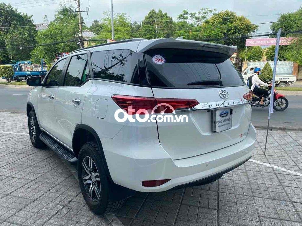 Toyota Fortuner 2020 - Cần bán gấp Toyota Fortuner 4x2 AT sản xuất năm 2020, màu trắng 