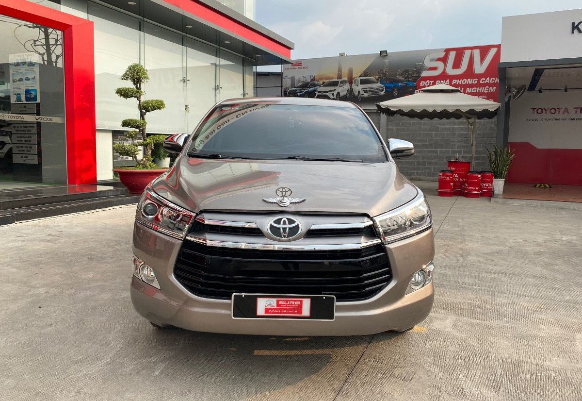 Toyota Innova 2018 - Cần bán xe Toyota Innova 2.0V năm 2018, màu xám giá cạnh tranh