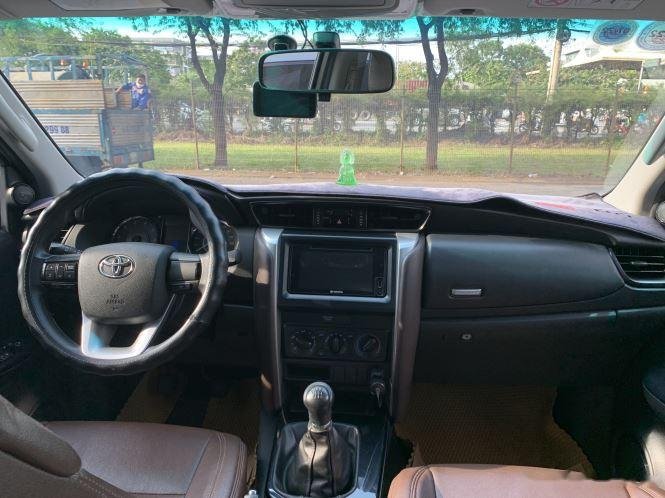 Toyota Fortuner 2019 - Cần bán Toyota Fortuner 2.4MT 4x2 sản xuất 2019, màu bạc giá cạnh tranh