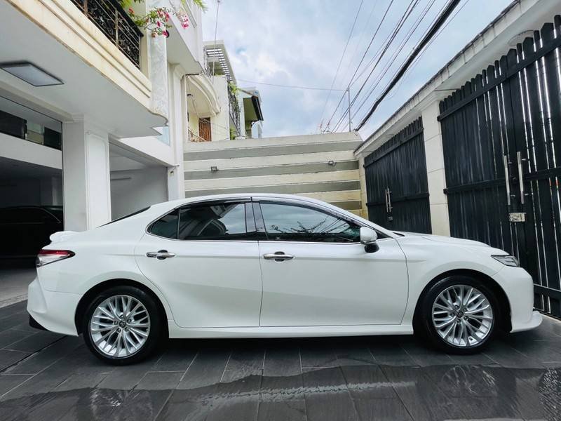 Toyota Camry 2019 - Bán Toyota Camry năm sản xuất 2019, màu trắng, nhập khẩu