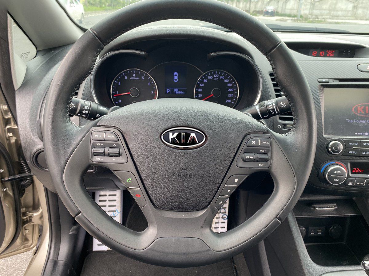 Kia K3 2014 - Cần bán gấp Kia K3 1.6AT sản xuất năm 2014, màu vàng cát, giá cạnh tranh