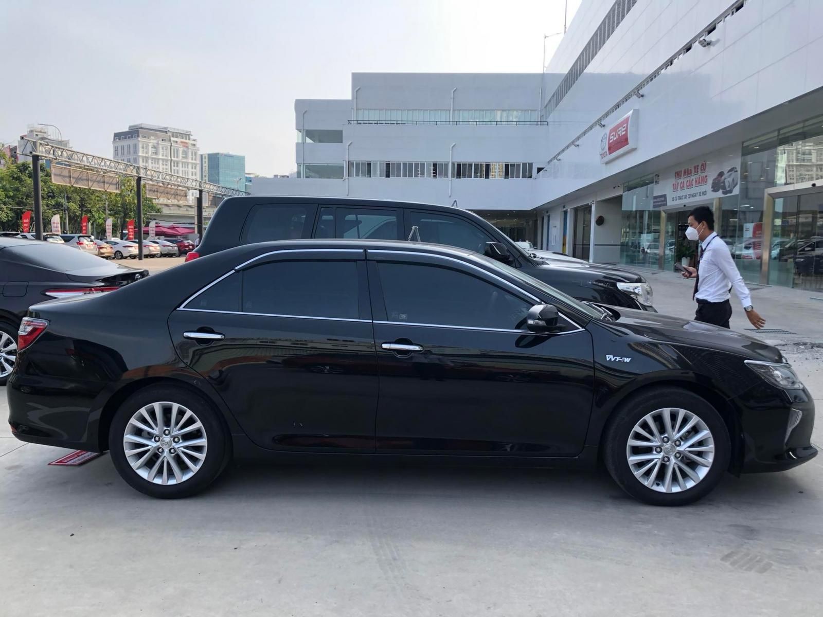 Toyota Camry 2018 - Bán ô tô Toyota Camry 2.0E 2018, xe cũ chính hãng